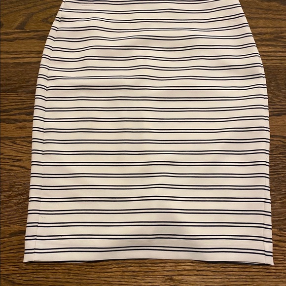 Banana Republic striped white and navy skirt - Picture 2 of 3